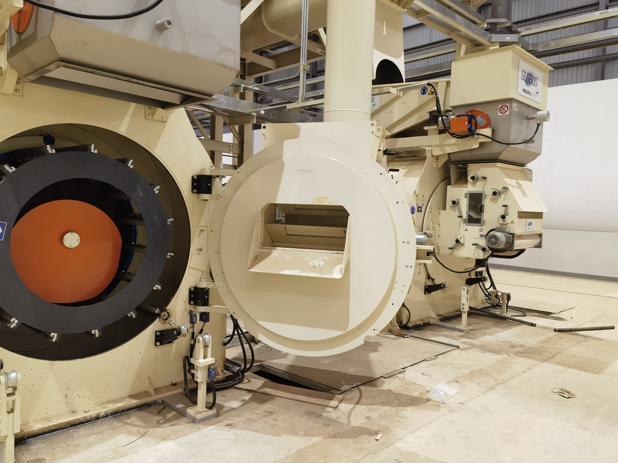 SRC knife ring flaker by Globus Srl – industrial wood flaking machine for PB and OSB production