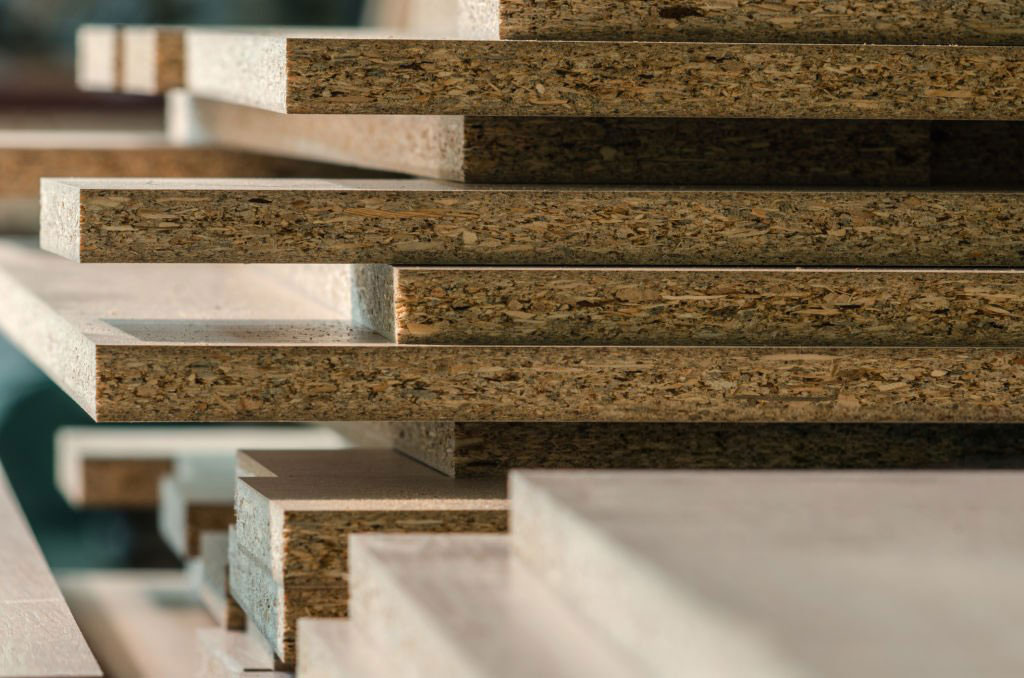 Particleboard panels produced with engineered wood particles