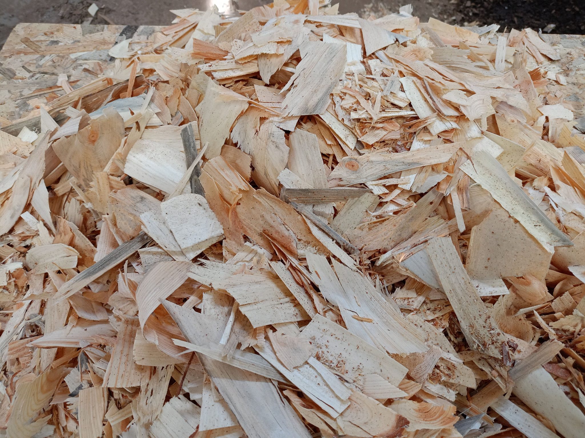 Engineered wood strands for high-performance OSB production